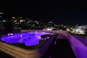 巴亚尔塔港Condominio Panamá的一座建筑物屋顶上的热水浴缸