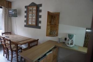 莱孔塔米讷蒙茹瓦le bel aval的厨房配有桌子、桌子和台面