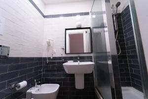 那不勒斯PC Boutique H Loggia, by ClaPa Group的一间带水槽、卫生间和镜子的浴室