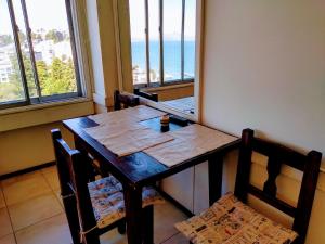 圣卡洛斯-德巴里洛切巴里洛切中心公寓酒店 的海景客房内的桌椅