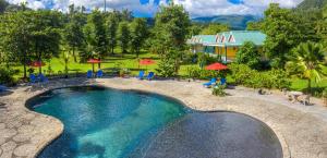 RosalieRosalie Bay Eco Resort & Spa的享有度假村游泳池的空中景致