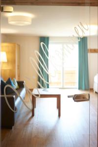 滨湖采尔采尔湖滨湖畔公寓 29的一间客厅,客厅内配有桌椅