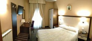 都灵阿尔皮度假酒店的酒店客房设有床和窗户。