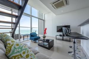 卡塔赫纳MURANO ELITE NEW OCEAN FRONT DUPLEx的带沙发和电视的客厅