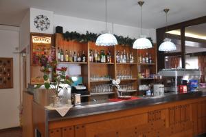 多比亚科多比亚科阿尔皮纳旅馆的餐厅的酒吧,有两个吊灯