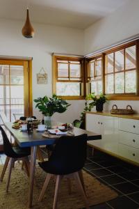 芒特比尤蒂Lothlorien的厨房配有餐桌和椅子