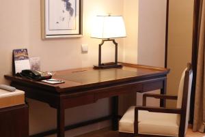 曲阜曲阜香格里拉的一张桌子,放在酒店的房间,上面有灯