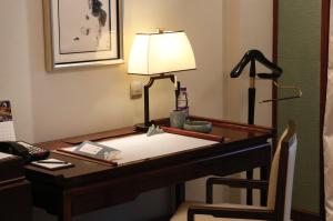 曲阜曲阜香格里拉的一张桌子,放在酒店的房间,上面有灯