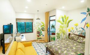 胡志明市Cherry Apartment - Thao Dien Centre的一间配有沙发的卧室和一张位于客房内的床