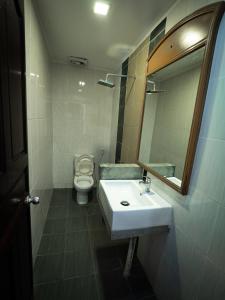 姆鲁本那拉山林小屋的一间带水槽、卫生间和镜子的浴室