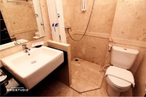 沙拉迪加彭多克鲁奥萨玛旅馆的一间带水槽和卫生间的浴室
