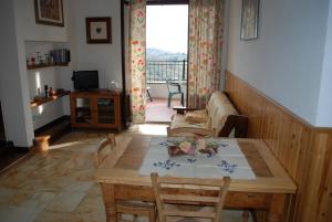 曼恰诺Acero Appartamenti的客厅配有桌子和沙发