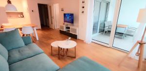 腓特烈港BodenSEE City Apartment Friedrichshafen CASA GRAF的客厅配有沙发和桌子