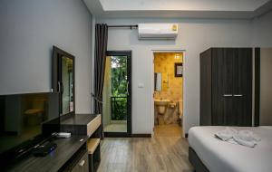 佛统โรงแรมกอดหมอน的一间酒店客房 - 带一张床和一间浴室