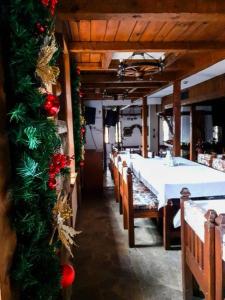 班斯科坦讷酒店的用餐室配有桌子和圣诞装饰