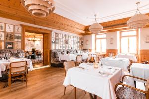 蓬特雷西纳斯登宝客蓬特雷西纳酒店的一间设有白色桌椅的用餐室