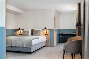 根特Hotel Monasterium PoortAckere Ghent的一间卧室配有一张床和一张书桌
