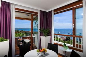罗维尼Maistra Select All Suite Island Hotel Istra的客房设有海景阳台。