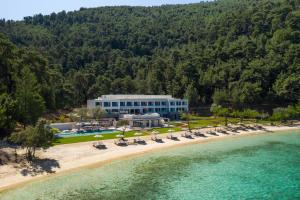 克里斯阿穆迪亚Vathi Cove Luxury Resort & Spa的海滩上的度假村的空中景致