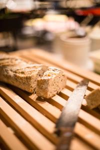 特隆赫姆特隆赫姆康福特茵酒店的刀子在切板上的一块面包