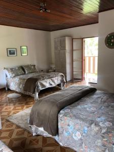 库尼亚Pousada Pedacinho do Ceu- chalé 1的一间卧室设有一张大床和木制天花板