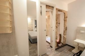 阿尔盖罗Santa Chiara - Il Milese的小房间设有床和镜子