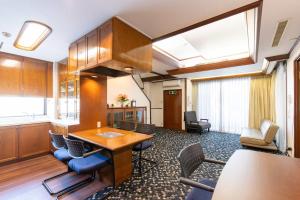 东京ふたばホテル的一间会议室,配有木桌和椅子