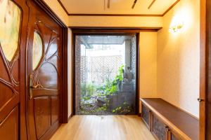 东京ふたばホテル的门口有一个空房间,有一个鱼缸