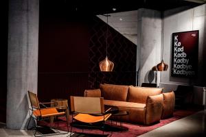 哥本哈根科德恩斯堪迪克酒店的带沙发和椅子的客厅