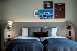 哥本哈根科德恩斯堪迪克酒店的一间卧室配有一张带蓝色床单的大床