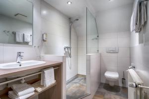 蒂蒂湖-新城苏洛温酒店的一间带水槽、卫生间和淋浴的浴室