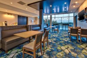 Holiday Inn Express & Suites - Cedar Springs - Grand Rapids N, an IHG Hotel酒廊或酒吧区