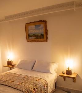 佩雷拉NOGAL HOSTEL的一间卧室配有一张床和两张台灯。