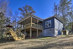 尤福拉White Oak Creek Home with Views, Deck and Pool Access!的一座大房子,在山坡上设有大甲板