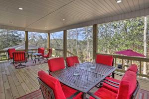 尤福拉White Oak Creek Home with Views, Deck and Pool Access!的门廊上设有桌椅,