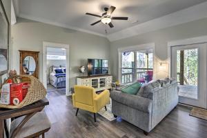 尤福拉White Oak Creek Home with Views, Deck and Pool Access!的带沙发和吊扇的客厅