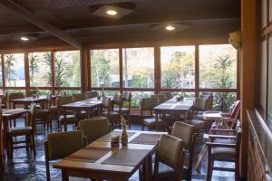 阿瓜斯-迪圣佩德罗珀塔尔达斯阿瓜酒店的用餐室设有桌椅和窗户。