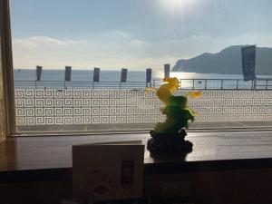 鸭川市Kamogawa Shokudo - Vacation STAY 15119v的坐在窗前桌子上的玩具象形