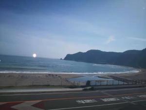 鸭川市Kamogawa Shokudo - Vacation STAY 15119v的享有远处海滩和阳光的景致
