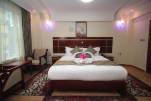 纳库鲁Vickmark Hotel的酒店客房,配有一张带篮子的床