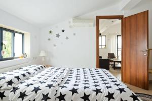 拉马特甘Judith's Place - Stylish Apartments的一间卧室,床上有黑色星星