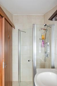 拉马特甘Judith's Place - Stylish Apartments的带淋浴和盥洗盆的浴室