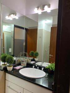 科尔多瓦诺沃姆套房公寓式酒店的一间带水槽和大镜子的浴室