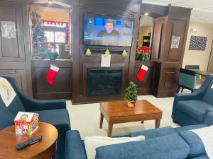 ForsythComfort Inn & Suites Decatur-Forsyth的客厅配有壁炉上的圣诞装饰