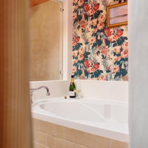 圣巴巴拉Palihouse Santa Barbara的带浴缸和花卉淋浴帘的浴室