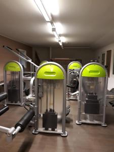 科林基拉Lomakoli rivi4的健身房里的一排跑步机和机器