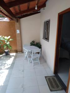 皮雷诺波利斯Suites do Ratinho的庭院配有白色桌子和桌子