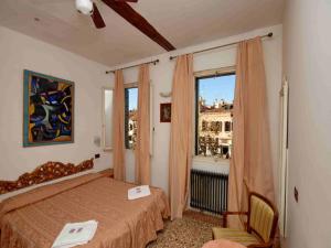 威尼斯安蒂科卡彭酒店的一间卧室设有一张床和一个窗口