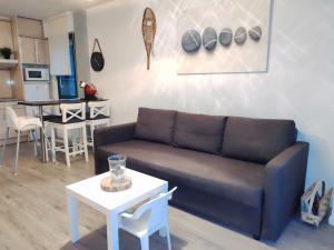 比利亚努阿el rincon de collarada的客厅配有沙发和桌子
