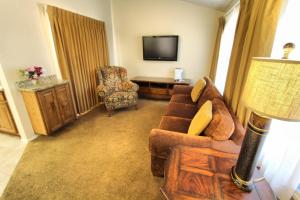 圣乔治Villas at Southgate, a VRI resort的客厅配有沙发和椅子